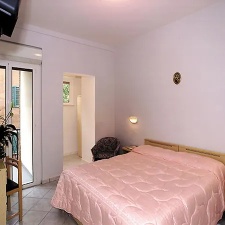 Monica Hotell 3*